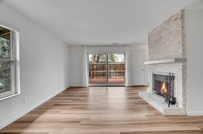 Building Photo - $2,145.95 with $300 Off the first month's rent, 2 Beds - 1 Bath, Townhouse in Greenwood Village w...