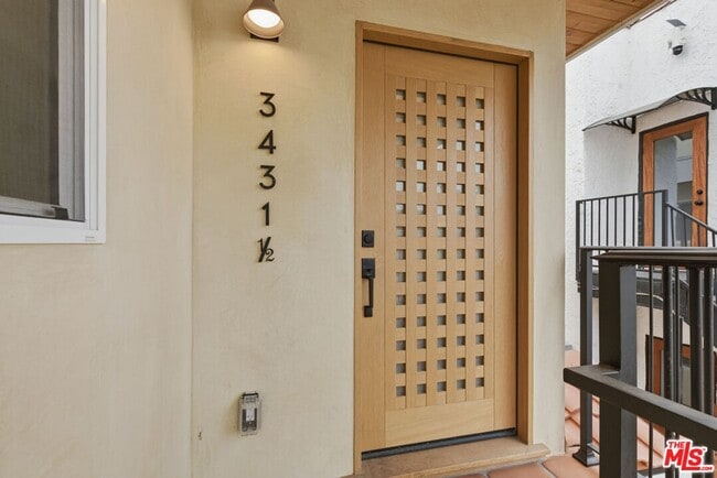 Building Photo - 3431 Edgehill Dr