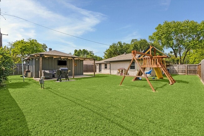 Building Photo - 5311 Hialeah Dr