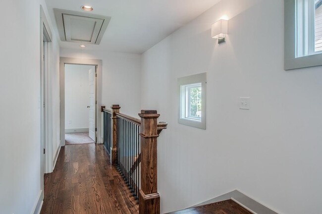 Building Photo - 503 Acklen Park Dr