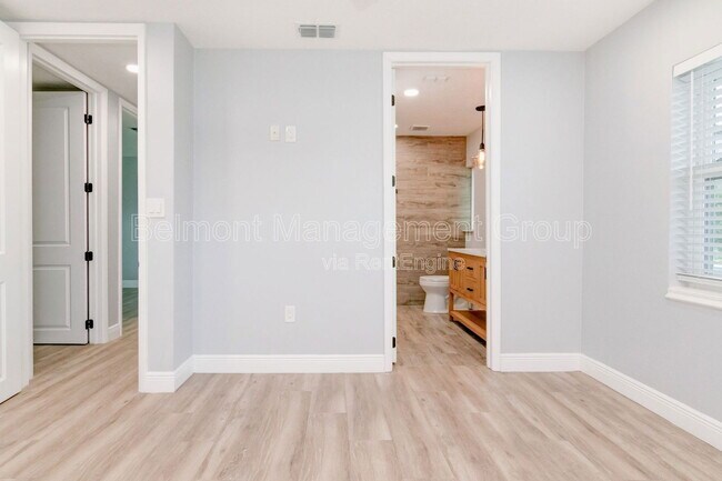 Building Photo - 2031 Temple Dr