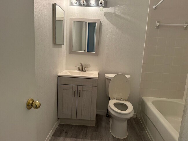 Building Photo - Fully Remodeled 3-Bed, 2.5-Bath Townhouse