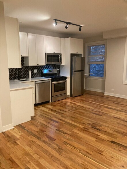 Building Photo - 656 W Wrightwood Ave