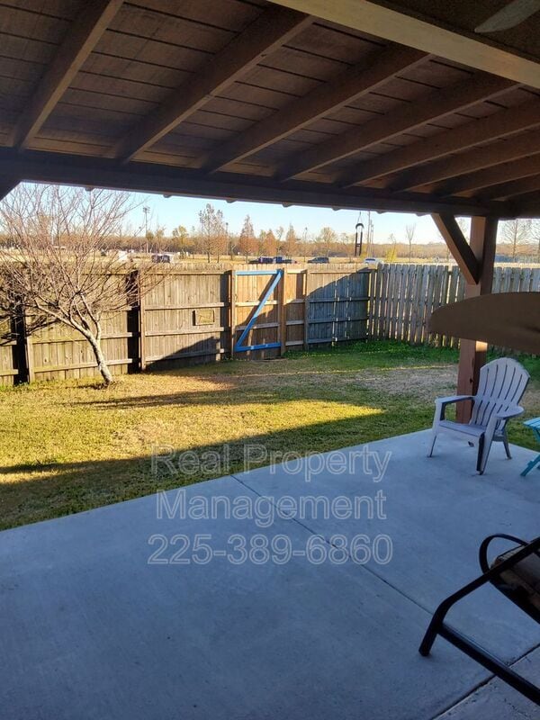 Building Photo - 10950 Hillpark Ave