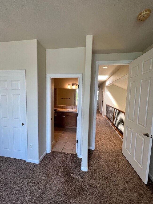 Building Photo - Beautiful 4 Bedroom Home in the Villas Gat...