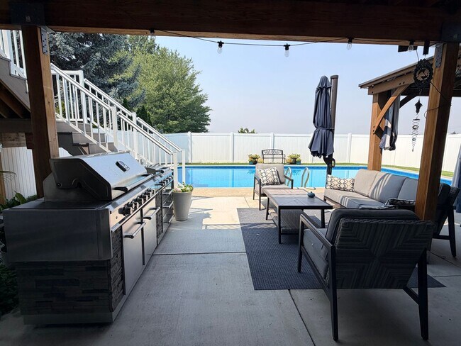 Building Photo - Executive 5 bed/4 bath home, POOL with pool service, decks with VIEWS, two kitchen/living room ar...