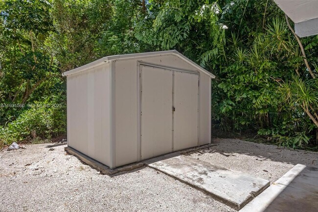 Building Photo - 139 N Bay Harbor Dr