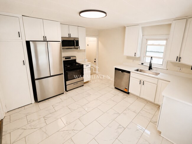Building Photo - 129 Idlewild St