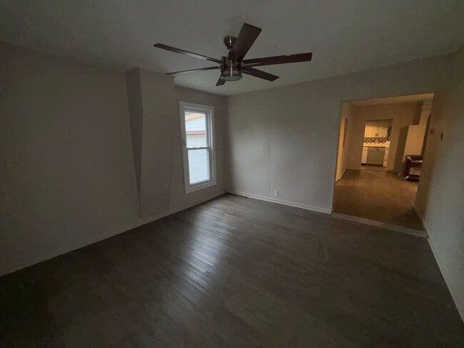 Building Photo - 411 S Oak St