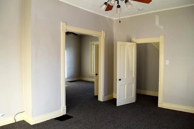 Building Photo - 910 Avenue B