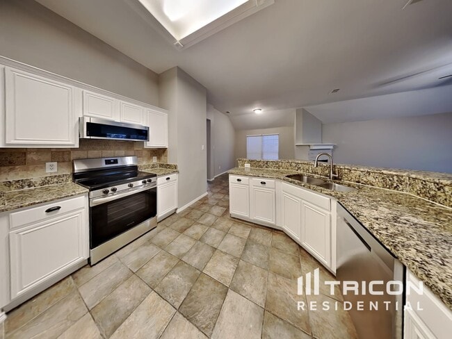 Building Photo - 834 San Jacinto Dr