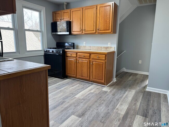 Building Photo - 39 Lander St