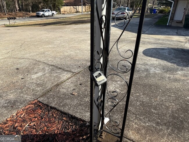 Building Photo - 1085 Eastview Rd NE