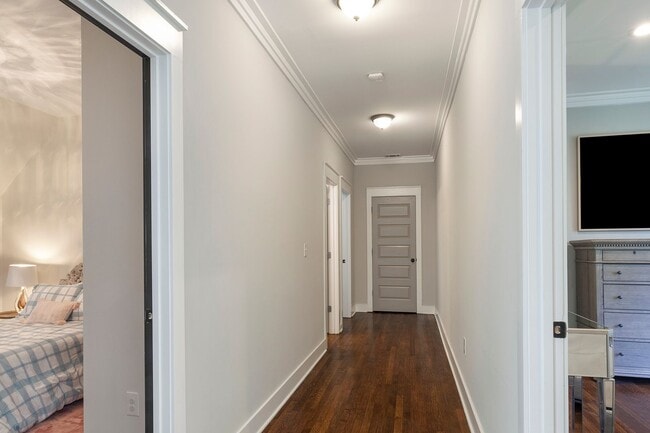 Building Photo - Gorgeous 4/3.5 w/ Bedroom on Main & Large,...