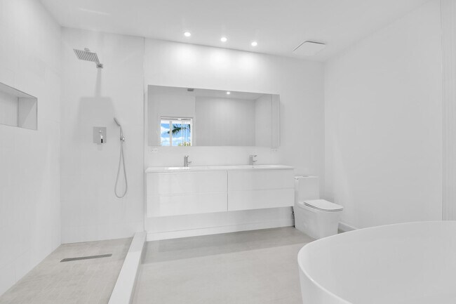 Building Photo - 300 S Australian Ave