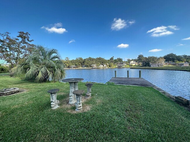 Building Photo - Beautiful 2Bed & 1Bath ON THE WATER in St....