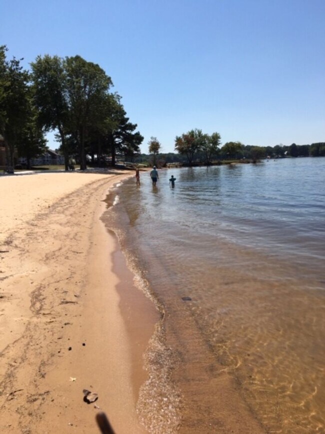 Building Photo - 2 Bedroom Condo in  Portside at Davidson Landing!