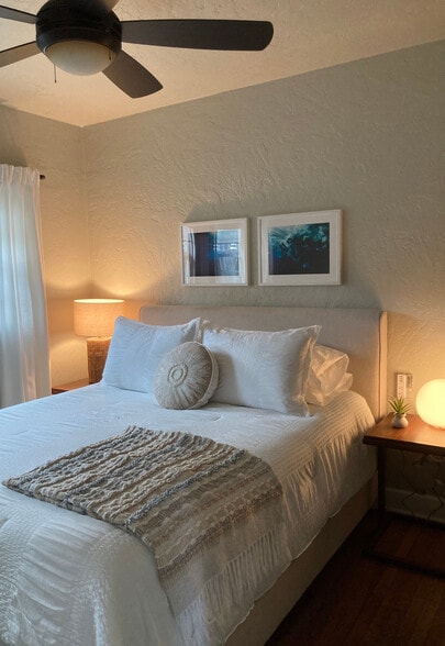 Bungalow Bedroom 1 - 3720 Crestwood Pl