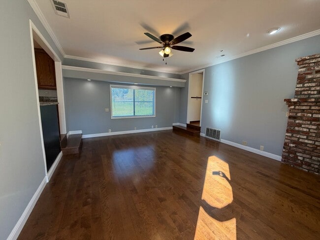 Building Photo - 2720 Larry Ln