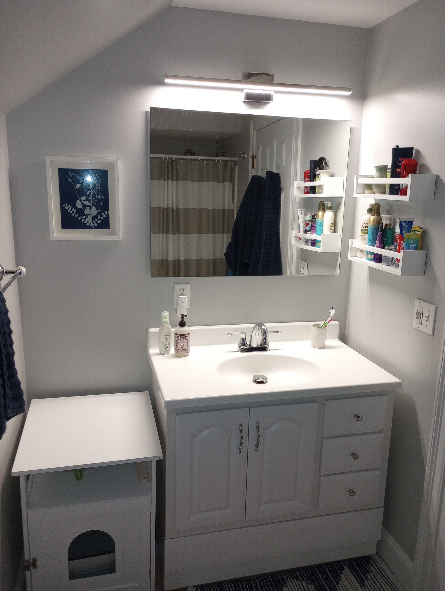 Upstairs bathroom - 28 Robbins St