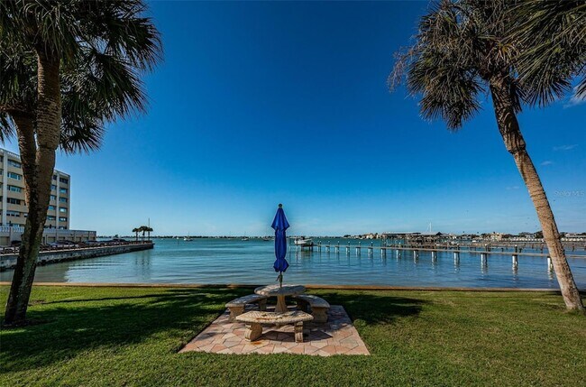 Building Photo - 100 Bluff View Dr