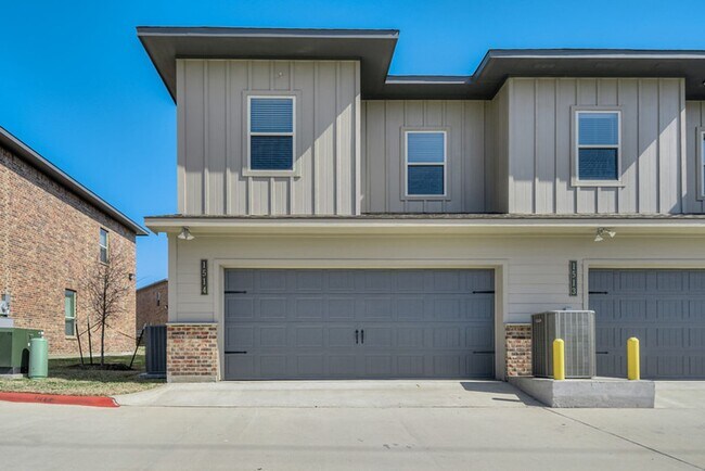 Building Photo - Spacious Townhome Available Now!