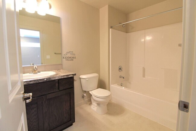 Building Photo - 3 Bedroom, 2.5 Bath Townhome in Kennewick