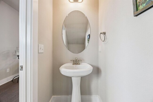 Building Photo - Modern 3-Bed, 2.5-Bath Home with Fenced Ya...