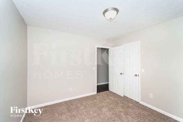 Building Photo - 1325 Oak Terrace