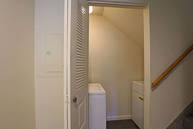 Building Photo - Cedarbend 5274-3