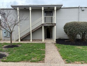 Building Photo - Clean Two Bedroom Condo For Rent