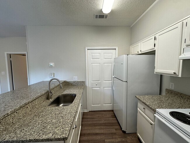 Building Photo - Recently renovated 1 bedroom 1 bath condo for rent in Riverwalk!