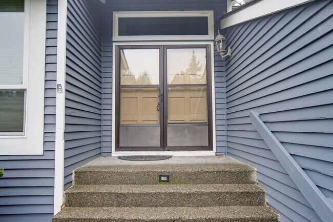 Building Photo - Kent Tri-level home