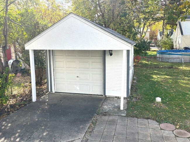 Building Photo - 536 E Jarvis Ave