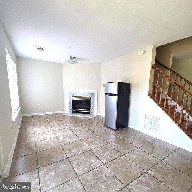 Building Photo - 940 Newington Ct