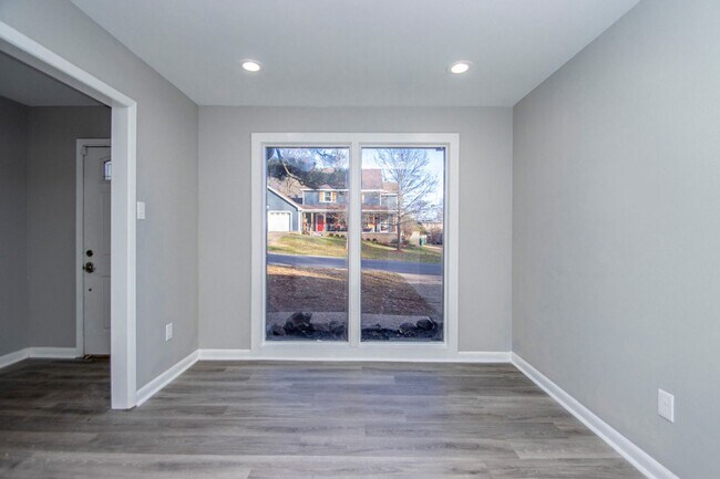 Building Photo - 20 Laver Cir