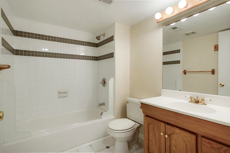 Full bath in basement suite - 11554 Community Center Dr