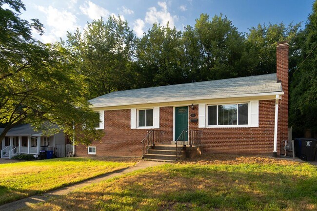 Building Photo - 50's Rambler with 5 BR & 3 BA in One of the Best Locations in Arlington