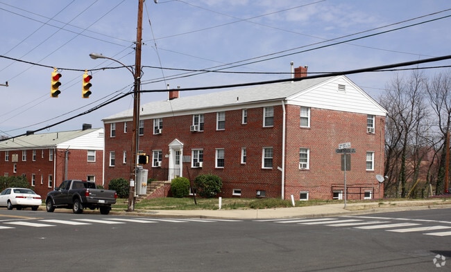 Primary Photo - 129-133 S Courthouse Rd