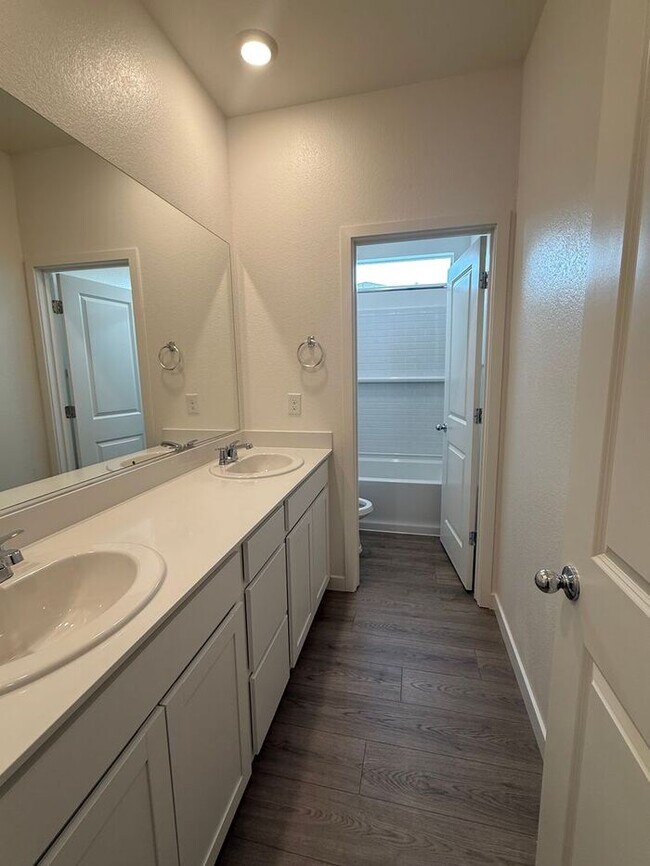 Building Photo - Brand-New 3 Bed | 2.5 Bath Townhome in Carson City