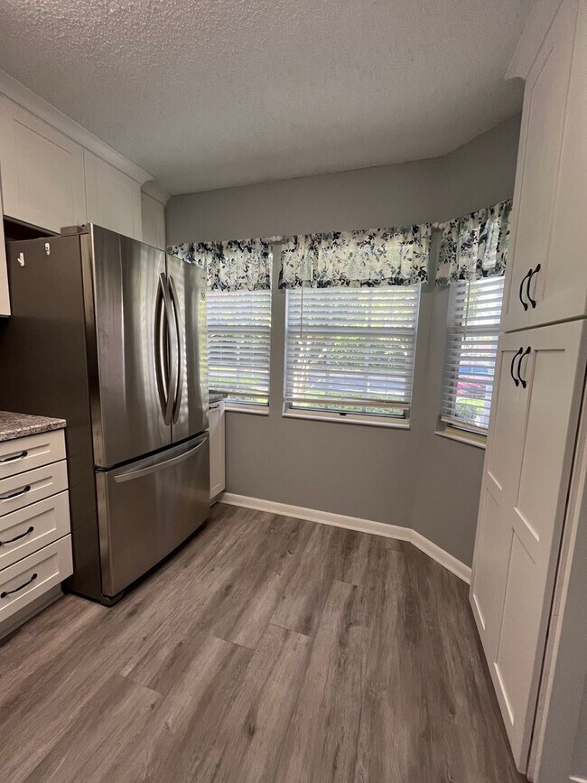 Building Photo - Kings Colony 2 / 2 bath with Florida room!