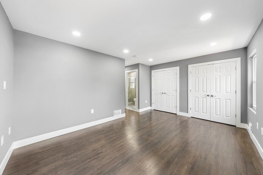 room 1 - 1117 Chestnut St