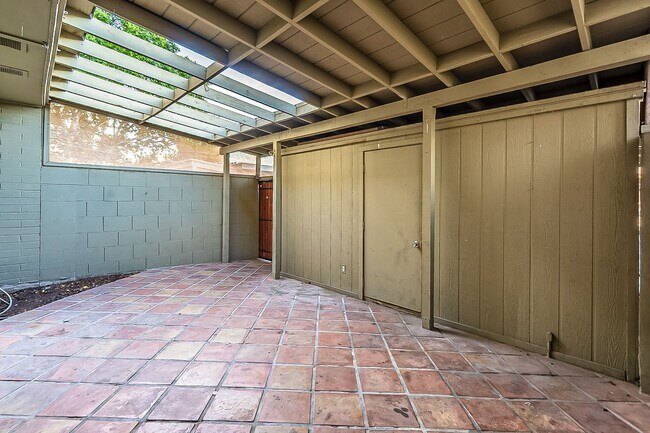 Building Photo - Charming 3 bedroom townhome near everything!
