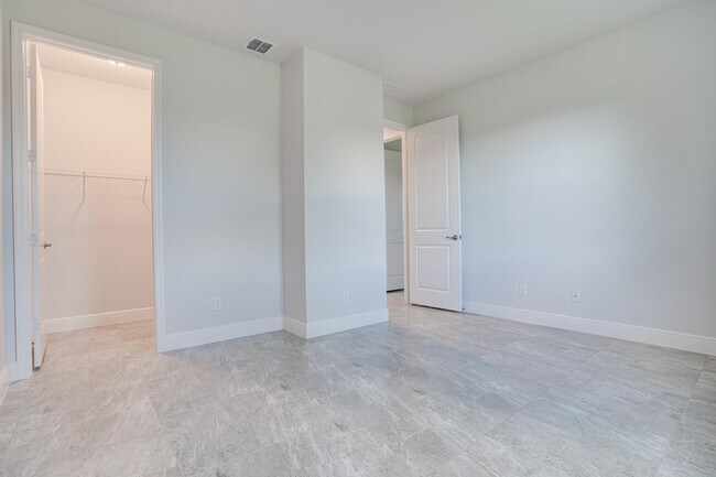 Building Photo - 388 SW Vista Lake Dr