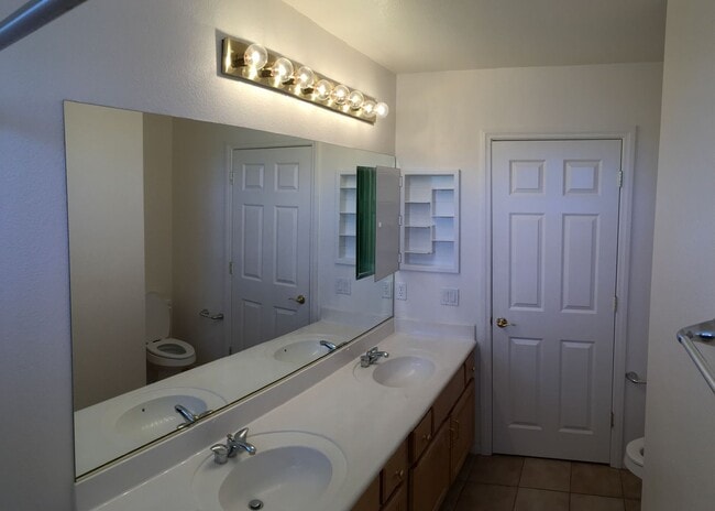 Building Photo - Gorgeous 3Bed/3Bath home located in Royal ...