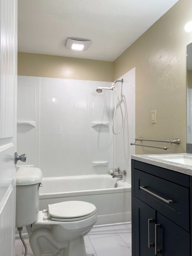 Building Photo - Updated 2 Bedroom