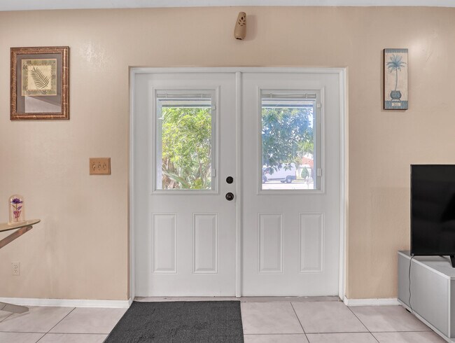 Building Photo - 1950 Wisteria St