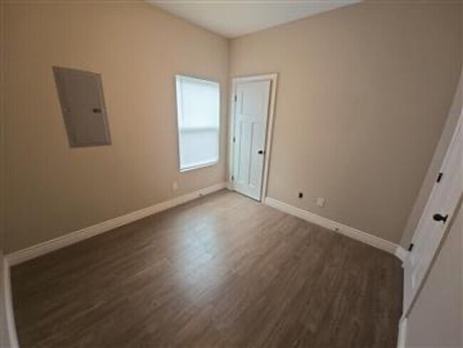 Building Photo - 5519/23 N Edwards Cir