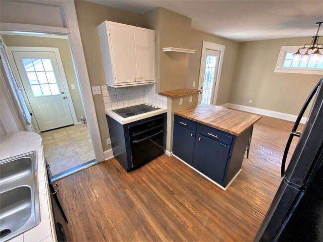 Building Photo - 3 Bedroom House - Grandview Area