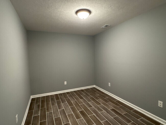 Building Photo - 411-411 W Waggoner St